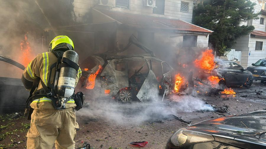 أضرار في عدة مواقع إثر الرشقات الأخيرة من إيران نحو إسرائيل